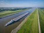 barges-on-mississippi-river-flooding
