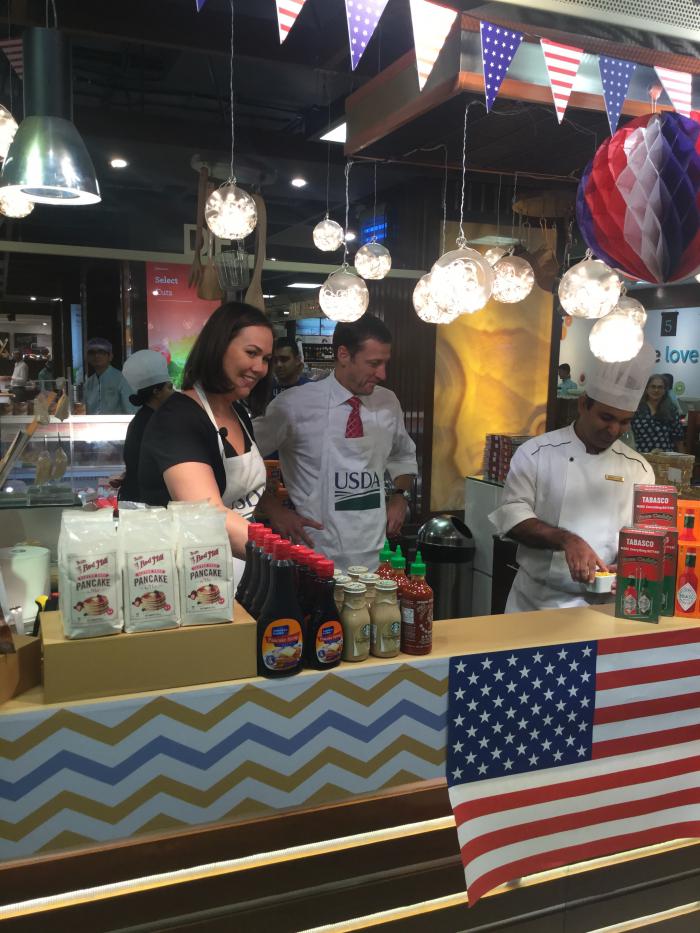 Customers at the Foodhall Taste of America event enjoyed food tastings featuring U.S.-origin ingredients prepared by guest Chefs Taylor and Vajda. The baked macaroni-n-cheese was the all-around winner in the battle of the culinary diplomats. 